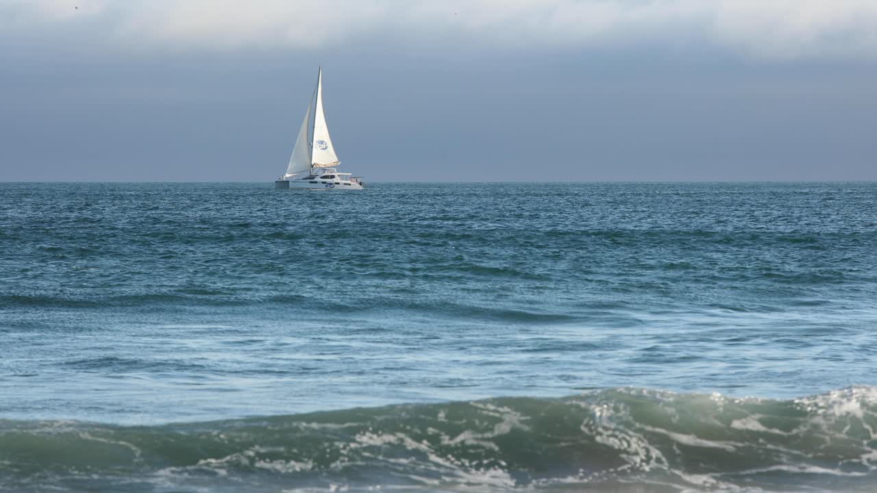 카리브해에서 매우 느린 쌍동선을 타고 편안한 일몰