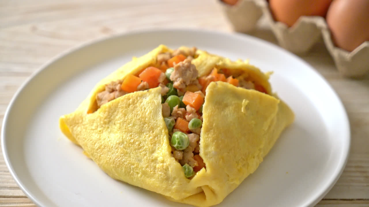 envoltura de huevo o huevo relleno con carne de cerdo picada y verduras