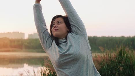 mujer estirando sus brazos y manos