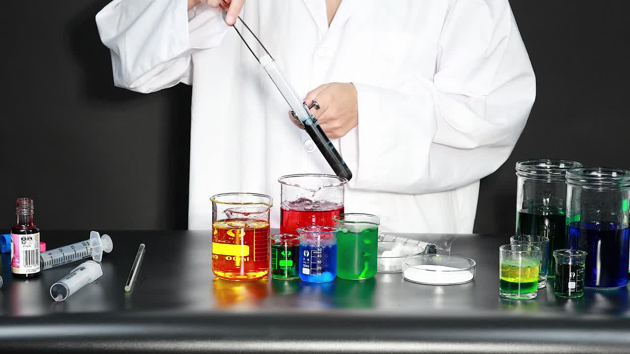 el científico lleva a cabo un experimento con líquidos de colores