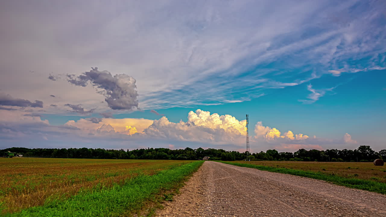 트랙터가 작물을 수확하는 동안 일몰 구름 풍경 타임  ⁇ 스 - 광각 타임  ⁇ 스