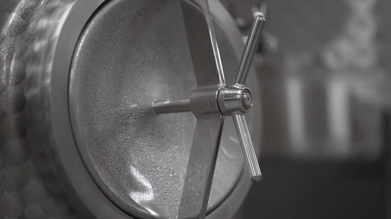 냉각된 양조장 원추형 발효기의 맨웨이 액세스 도어 근접 - 30fps