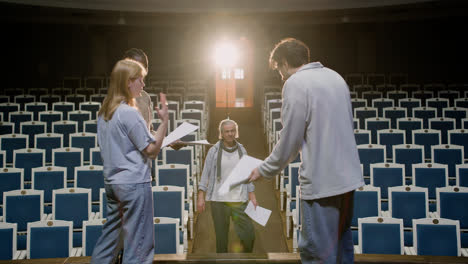 actores haciendo un ensayo en el escenario