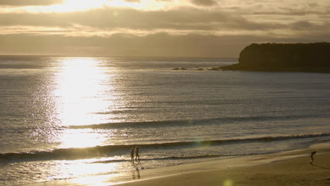 zoom en el lapso de tiempo de la puesta de sol sobre el océano pacífico en el parque estatal de playa refugio california 1