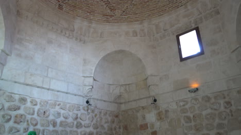 a partir de la cúpula de piedra de la tumba siti radviyye, la cámara se inclina hacia abajo y se desliza hacia los sarcófagos funerarios del sultán artuqid y su madre