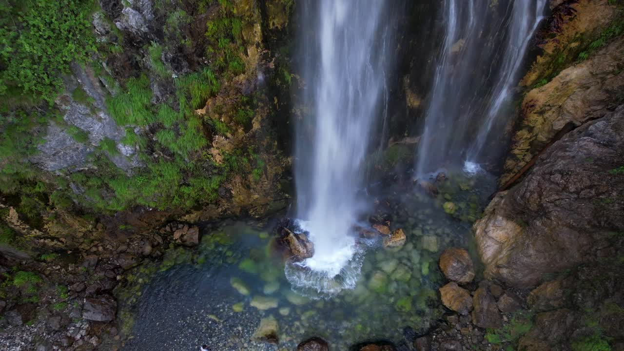 colorido paisaje de cascada con árboles verdes y agua limpia salpicando acantilados en albania
