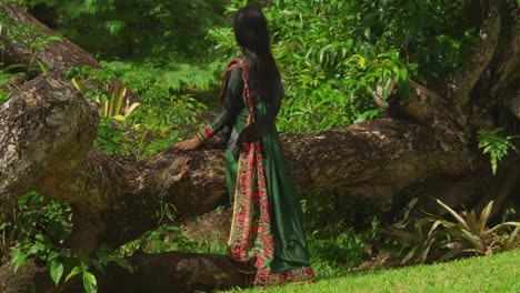 une jeune fille, vêtue de vêtements traditionnels indiens, passe une journée délicieuse dans un parc tropical des caraïbes