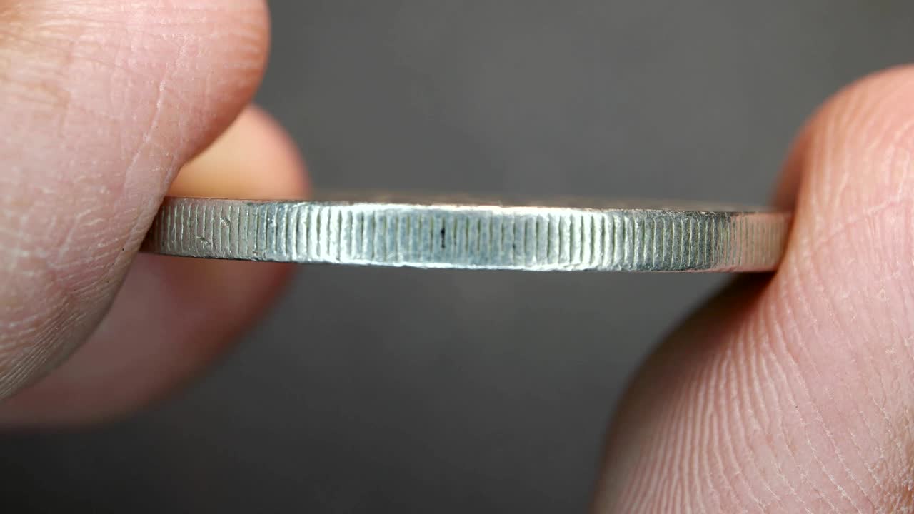 매우 오래된 동전의 근접 사진