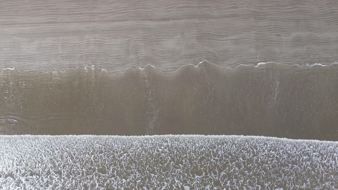 바다와 바다는 부드럽고 부드러운 파도와 아름다운 노란 모래로 함께합니다.