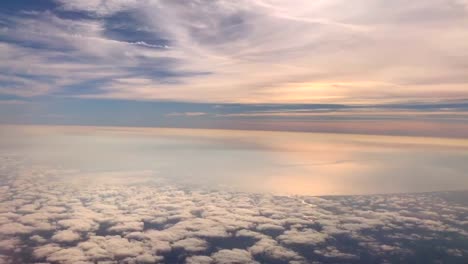 Imágenes-Aéreas-De-Cielo,-Agua,-Nubes-Y-Luz-Solar-Para-Calmar-La-Mente