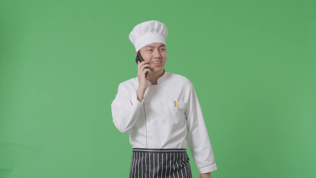 Chef che parla al telefono