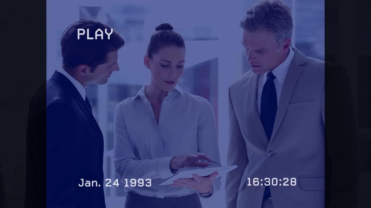 태블릿을 사용하는 다양한 사업가들에 대한 간섭의 애니메이션