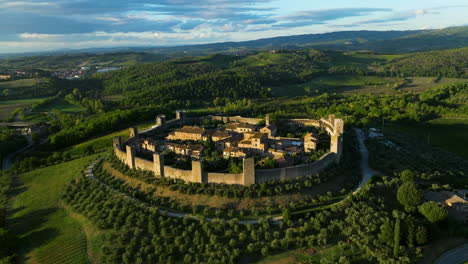 Aerial-View-Of-The-Medieval-Town-Monteriggioni-In-Siena,-Tuscany,-Italy-At-Sunset---drone-shot