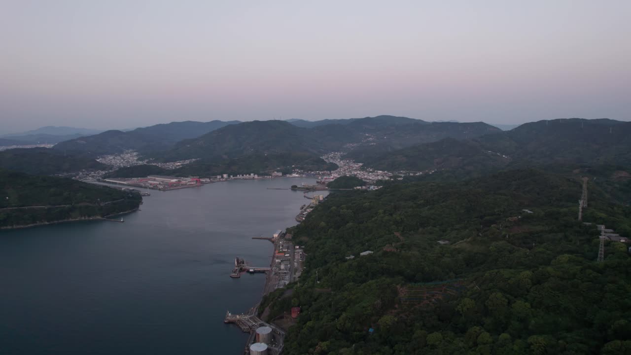 entorno natural panorámico drone aéreo sobre la ciudad de wakayama ciudad de japón atardecer claraboya al crepúsculo, ciudad ribereña