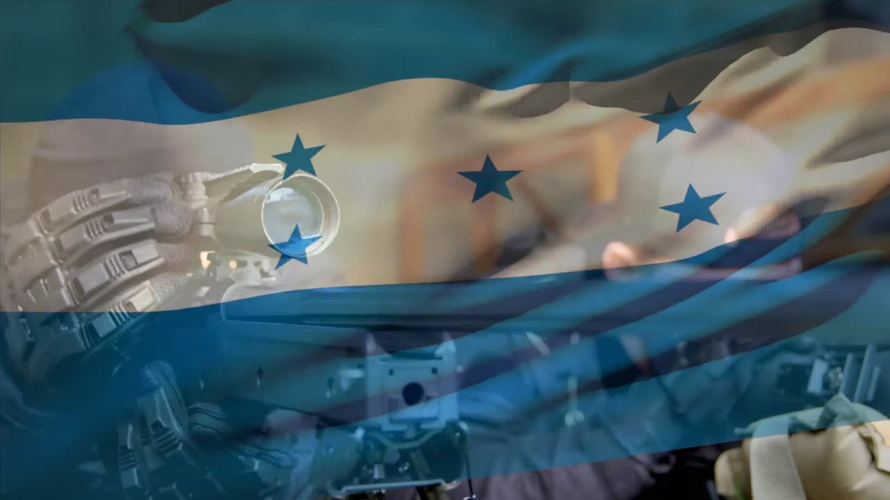 animación de la bandera de honduras sobre varios soldados varones con armas