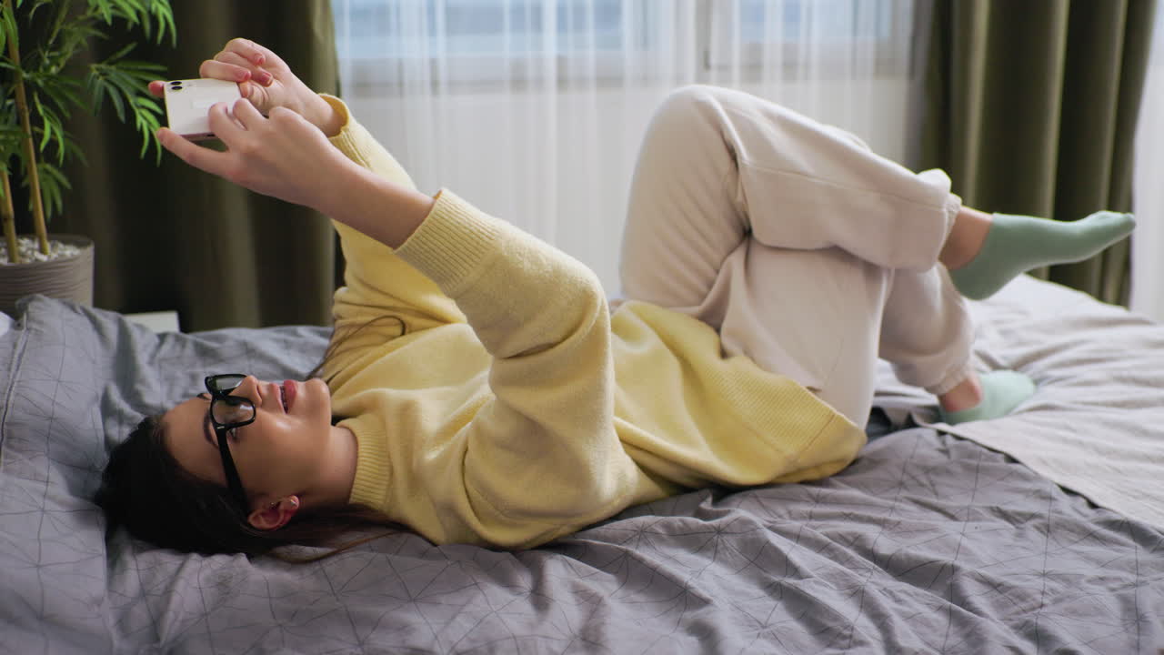 침실에 있는 여자