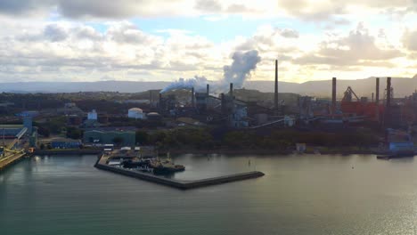 Emisiones-De-La-Planta-Siderúrgica-En-Wollongong-Nsw-Australia---Toma-Aérea