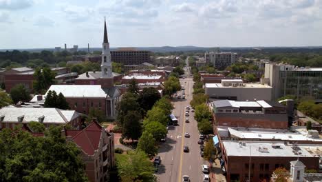 Retiro-Aéreo-Por-La-Calle-Franklin-En-Chapel-Hill-NC,-Carolina-Del-Norte