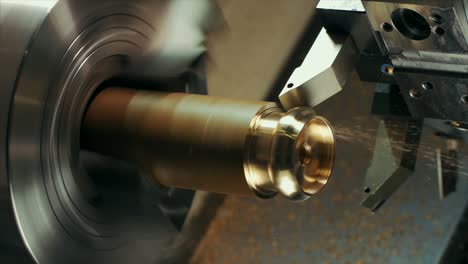 el hombre está dando forma al cobre en la máquina cnc