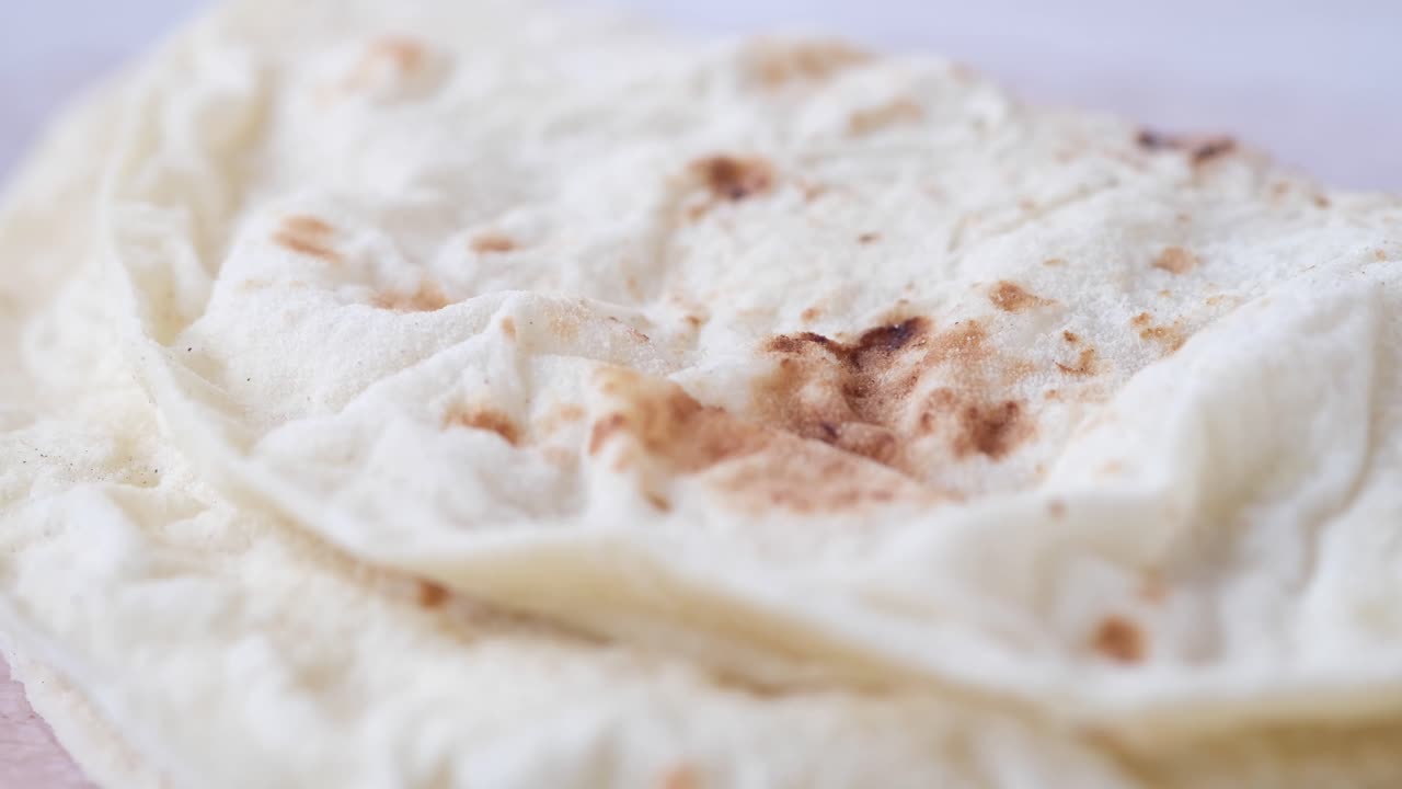 una pila de pan de naan