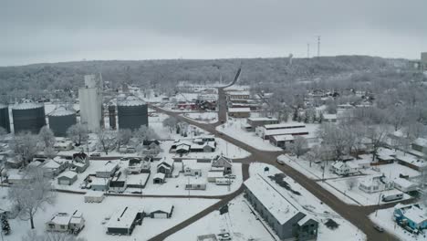 Industriegebäude-In-Aufsteigender-Drohnenansicht-In-Einer-Kleinen-Amerikanischen-Stadt