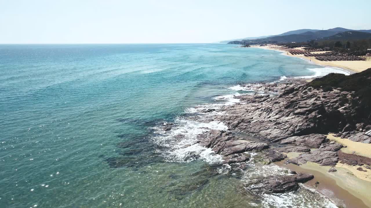 그리스의 열대 해변과 암석 위로 높이 날아가는 영화 같은 4k 드론 클립