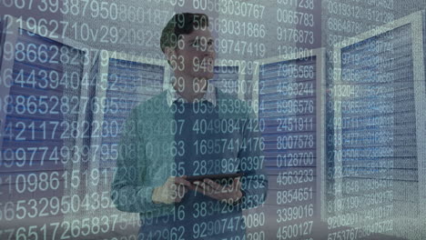 animación del procesamiento de datos sobre el hombre de negocios en la sala de servidores