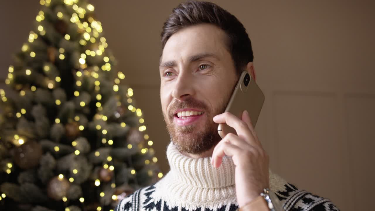 크리스마스 이브에 친구들과 휴대폰으로 수다를 떨며 웃고 있는 행복한 청년