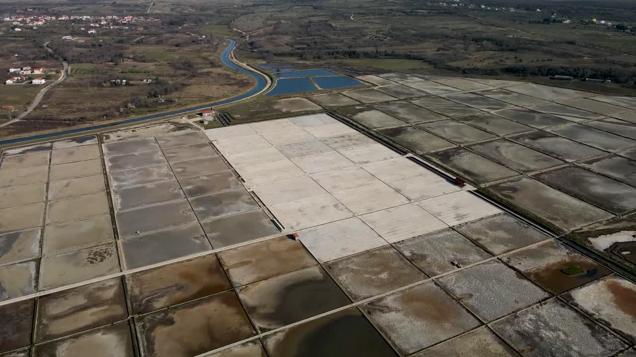 Volo di drone vicino a una salina in Croazia di giorno, accanto alla città di Nin