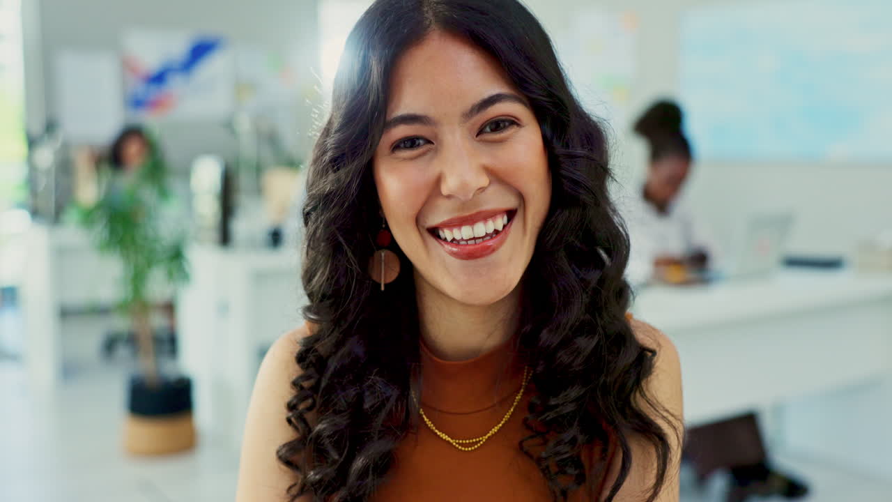 mujer feliz en la oficina moderna