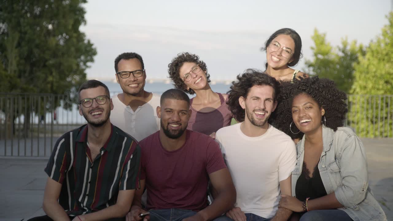 personas sonrientes felices posando para una foto colectiva