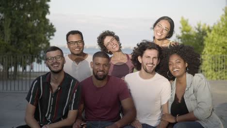 Glücklich-Lächelnde-Menschen,-Die-Für-Ein-Gemeinsames-Foto-Posieren