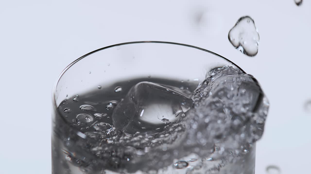 얼음이 은 액체로 떨어지고 방울과 거품을 만들어 니다.