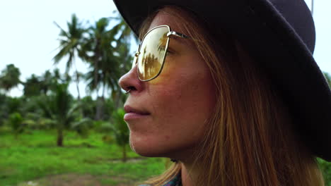 Vista-Estática:-Primer-Plano-De-Un-Perfil-De-Una-Linda-Chica-Caucásica-Rubia-Con-Gafas-De-Sol-Y-Sombrero