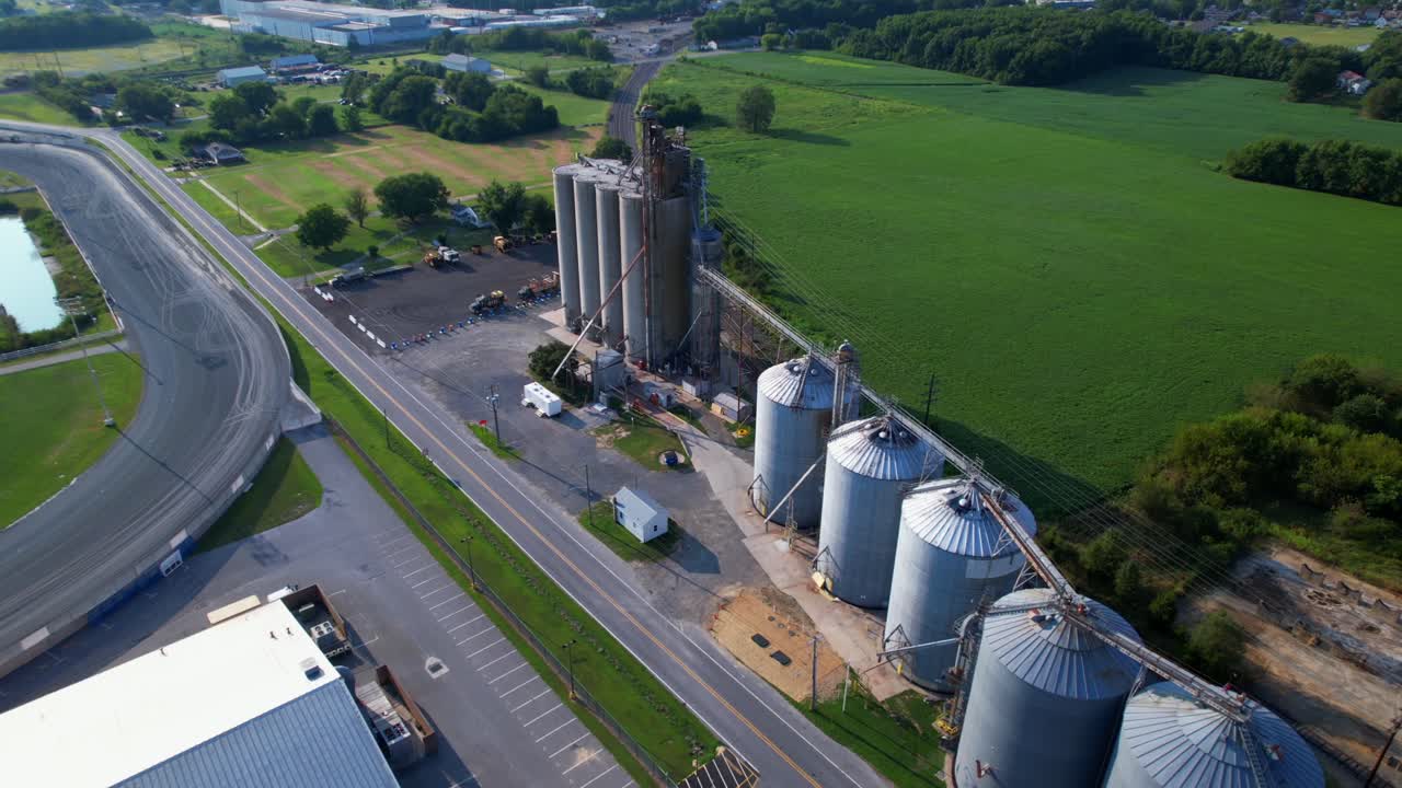 Eine Luftaufnahme von Silos auf einem Bauernhof an einem sonnigen Tag