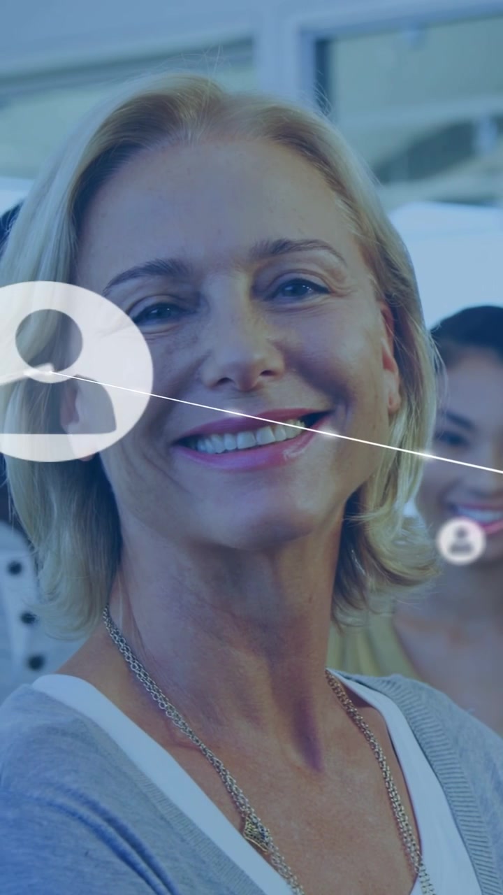 Vídeo vertical: Mulher posando, ícones de rede flutuando da esquerda, conectando a equipe para promoção de negócios