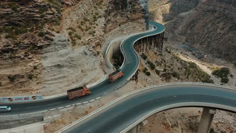 파키스탄의 포트 먼로에서 cpec 도로를 따라 운전하는 트럭 위의 공중