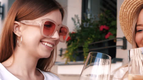 mujeres disfrutando del vino al aire libre