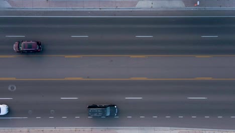 vista aérea estática de arriba hacia abajo del tráfico de vehículos de carretera