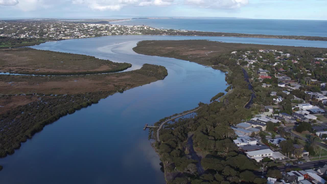 imágenes aéreas cerca de la desembocadura del río barwon cerca de barwon heads y ocean grove, victoria, australia