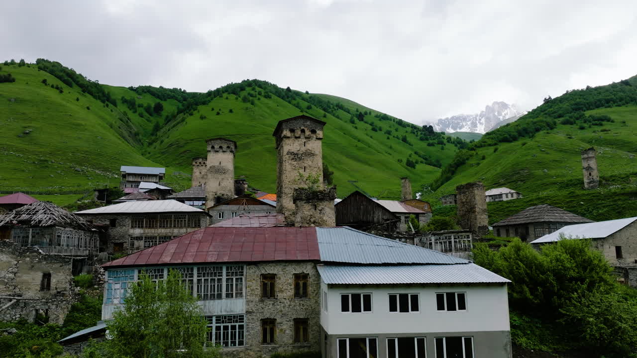 Những ngôi nhà và tòa tháp cổ trong ngôi làng thời trung cổ Adishi ở Svaneti, Gruzia