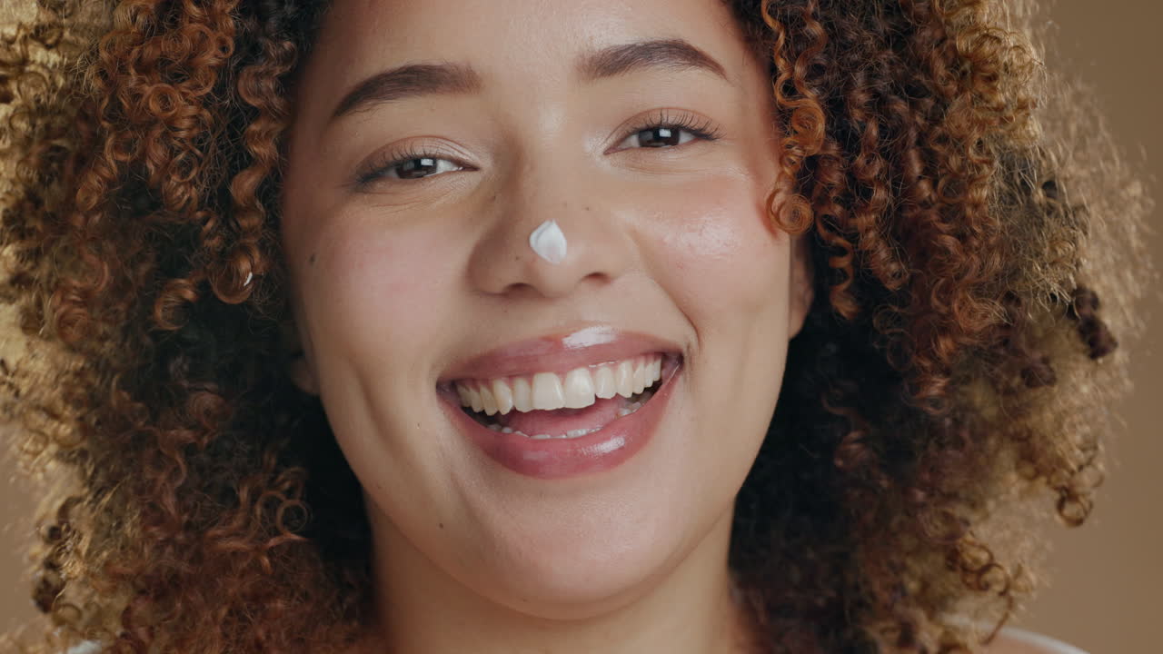 rostro, belleza y mujer negra aplican loción