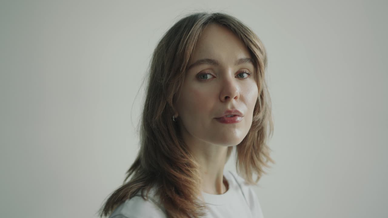 Ritratto di bella donna bionda su sfondo bianco da studio