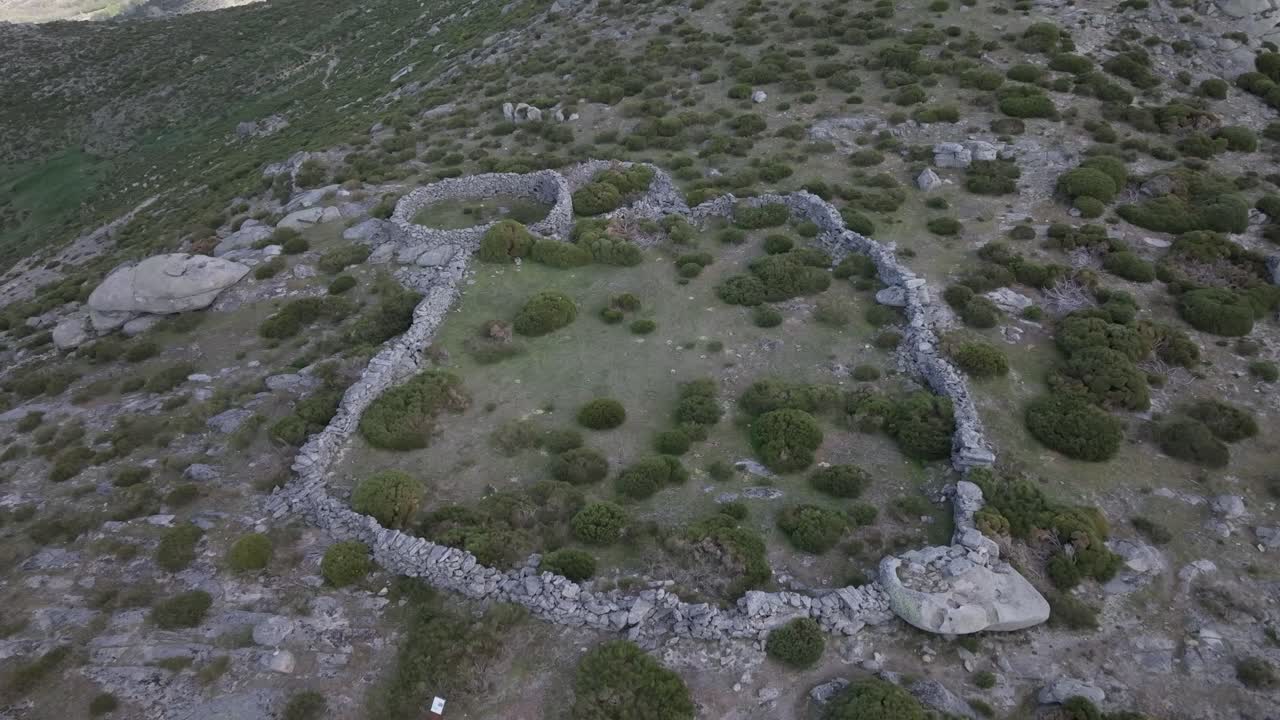 드론으로 비행 후퇴 및 상승, 가축을 위해 사용 된 2 개의 부착 된 구조물과 함께 폐쇄 된 돌 인클로저를 시각화 17 세기까지 황소 싸움 축제 이벤트를 위해 이전에 사용되었습니다.
