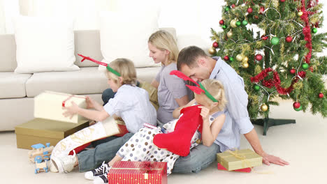 Familia-Jugando-Con-Regalos-De-Navidad-En-El-Salón