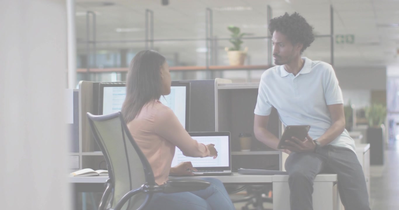 Equipe gesticulando para dispositivos, fazendo letras amarelas e magenta girarem e desaparecerem em uma revisão de negócios.