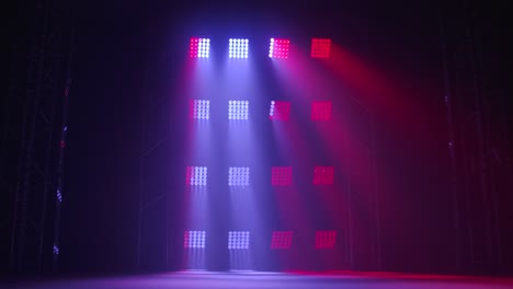 diseño de iluminación escénica con haces rojos y púrpuras
