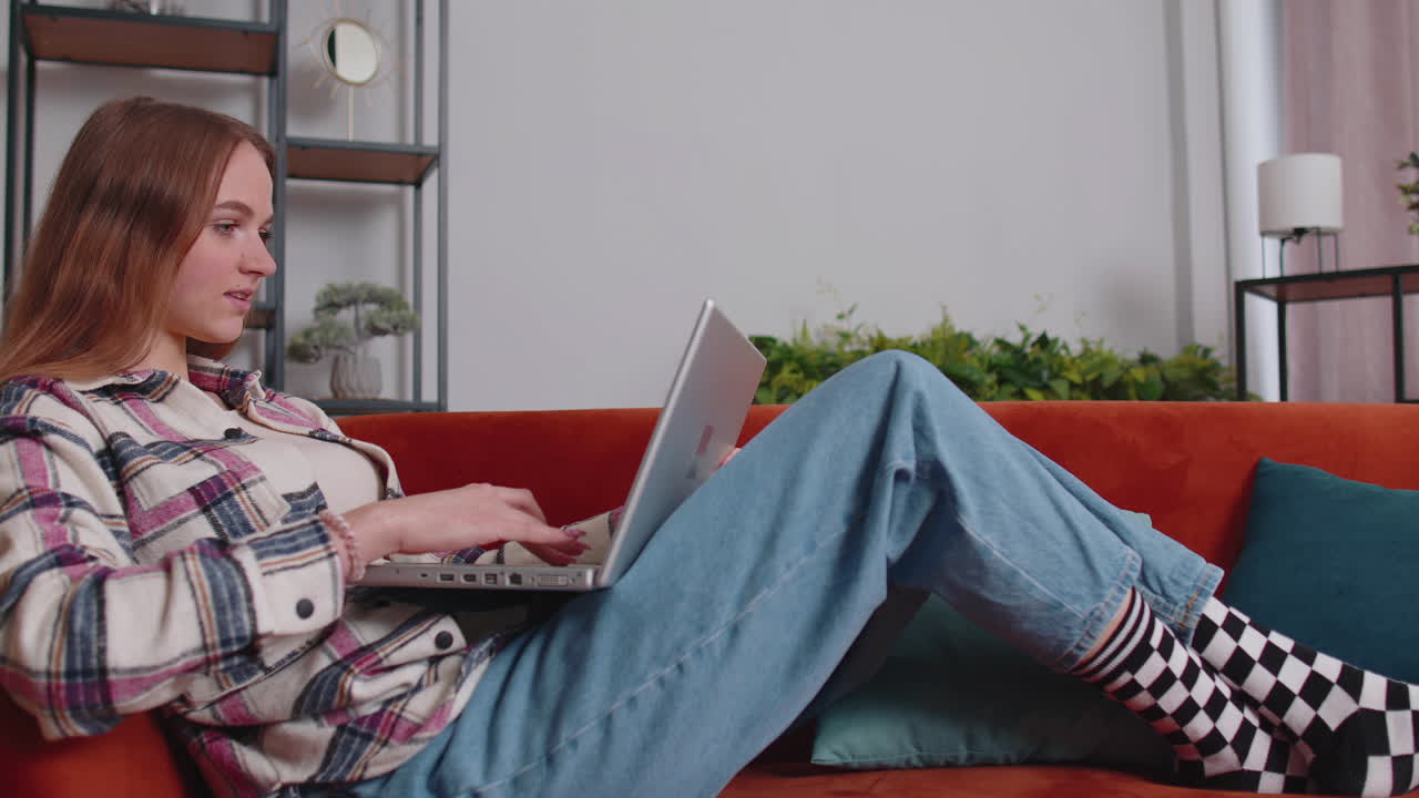 mujer adulta joven en la oficina de casa usar computadora portátil computadora mecanografiando navegación decir wow sí descubrió gran gran victoria