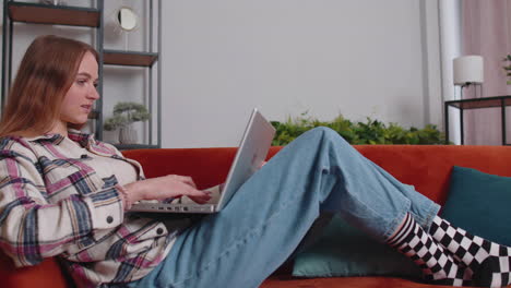 mujer adulta joven en la oficina de casa usar computadora portátil computadora mecanografiando navegación decir wow sí descubrió gran gran victoria