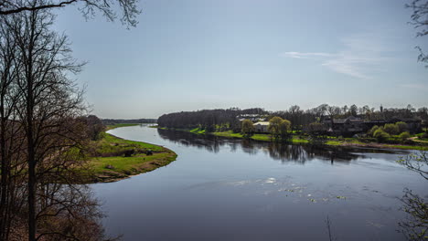 pequeña ciudad y río curvilíneo en un día soleado, vista de lapso de tiempo